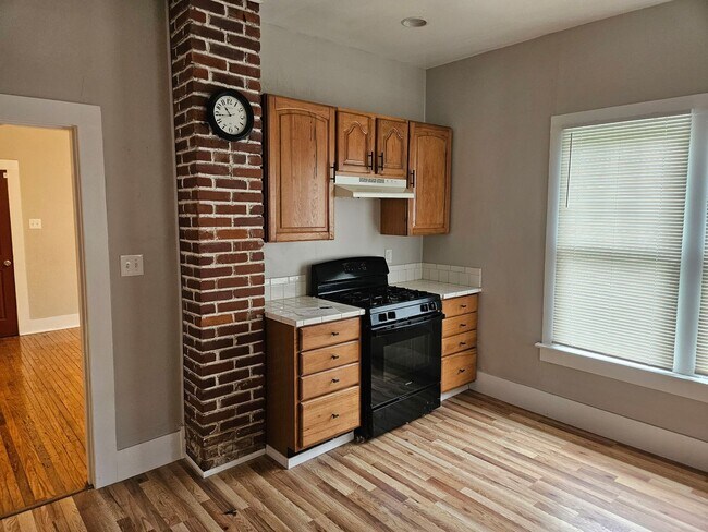 Building Photo - 418 Newport Ave