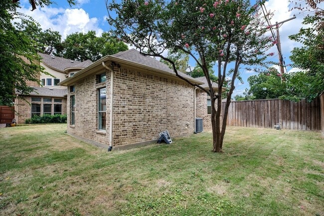 Building Photo - 3606 S Versailles Ave