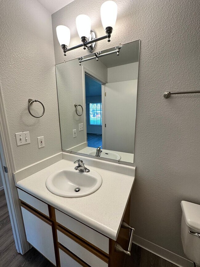 Building Photo - Newly renovated in 2024 2 bedroom 2 bathroom apartment available soon.