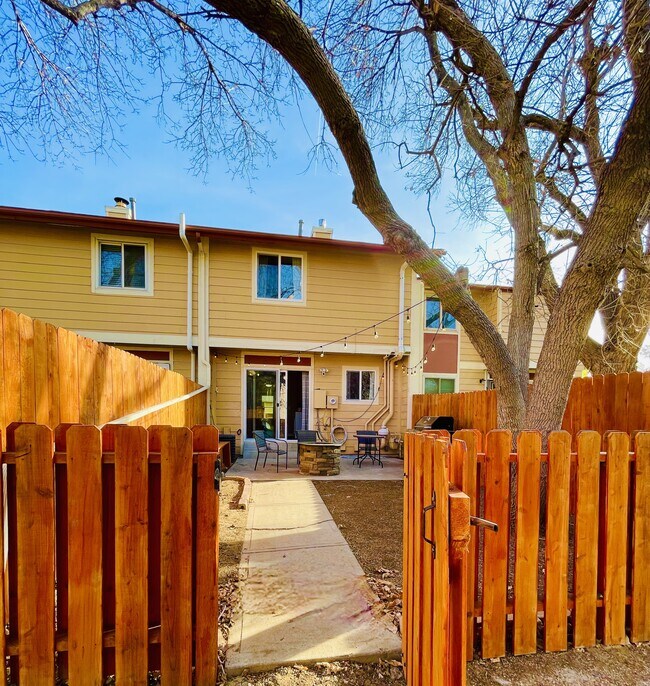 Building Photo - 11614 Community Center Dr