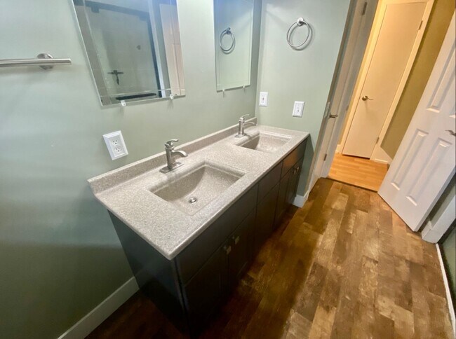 Building Photo - Stunning Bi-Level 3 Bedroom Home in Forest...