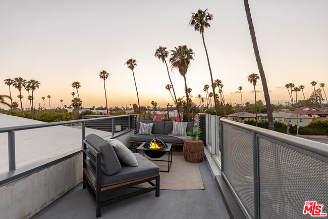 Building Photo - 2307 Oakwood Ave