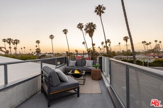 Building Photo - 2307 Oakwood Ave