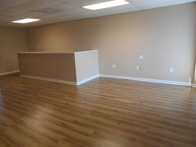 Building Photo - Second floor 1 bedroom, 1 bath suite in great location