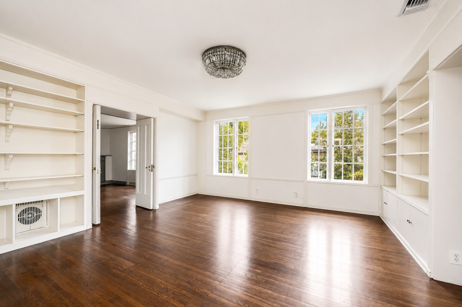 Building Photo - 809 N Bedford Dr