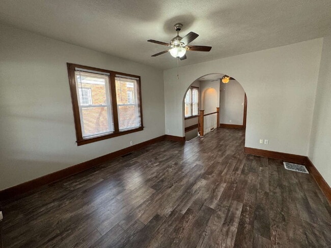 Building Photo - BIG SPACE. MODERN COMFORT. UNBEATABLE VALUE: 3 Bed, 2 Bath Duplex Delight!