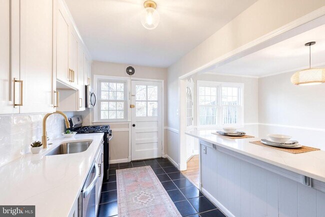 Building Photo - 130 Dumbarton Rd