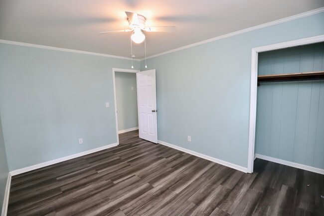 Building Photo - 807 N Guignard Dr