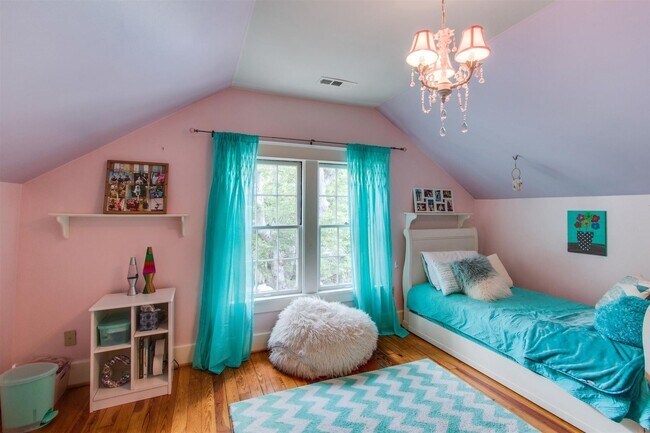 Building Photo - CHARMING RENOVATED TUDOR | WALK TO VANDERBILT & BELMONT