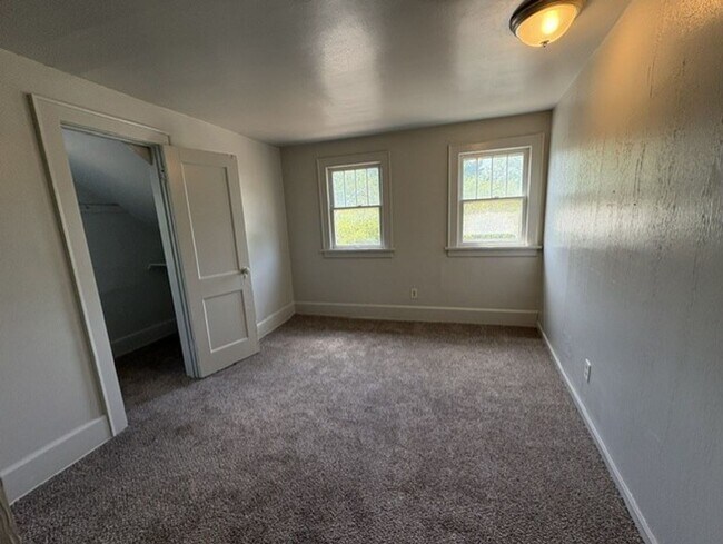 Building Photo - Spacious Akron Single-Family Home with Front Porch, Dining Room, Fireplace & Backyard!