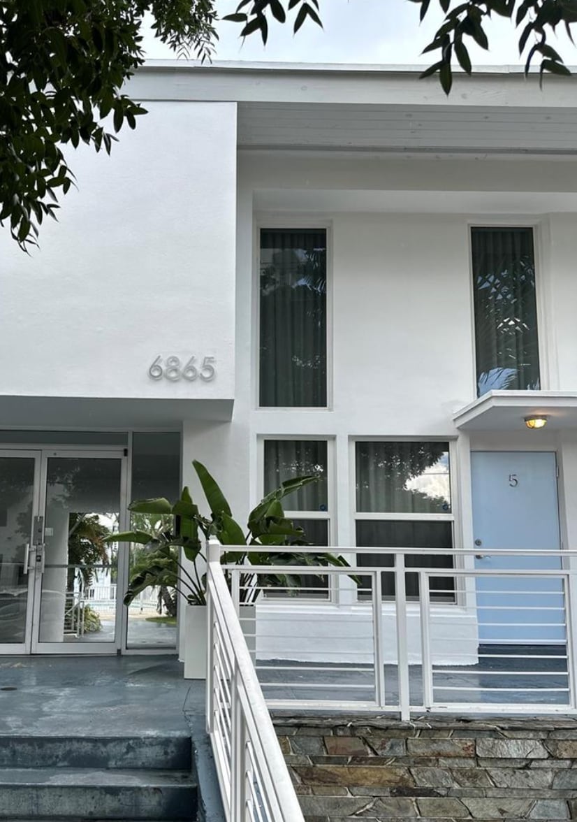 Building Photo - 6865 Bay Dr