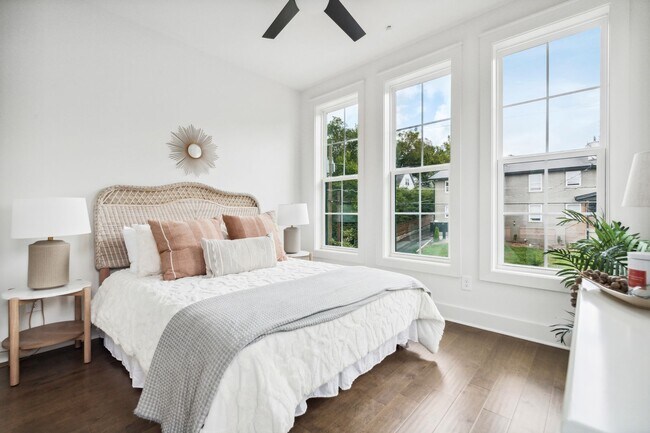 Building Photo - Designer Townhome Walking Distance to Summ...