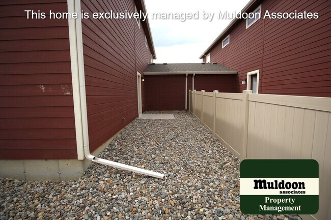 Building Photo - Beautiful end unit townhome