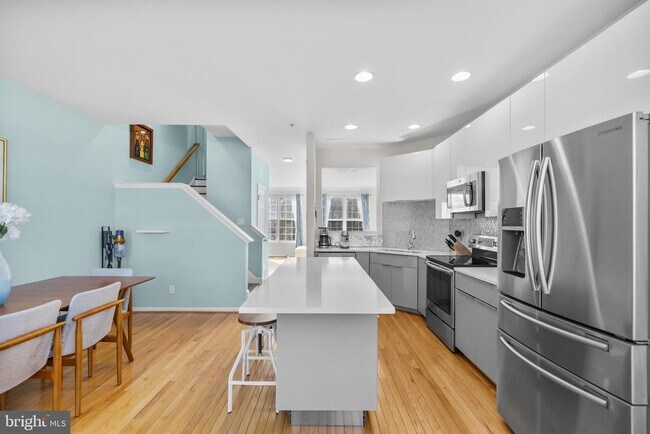 Building Photo - 381 Livermore Ln