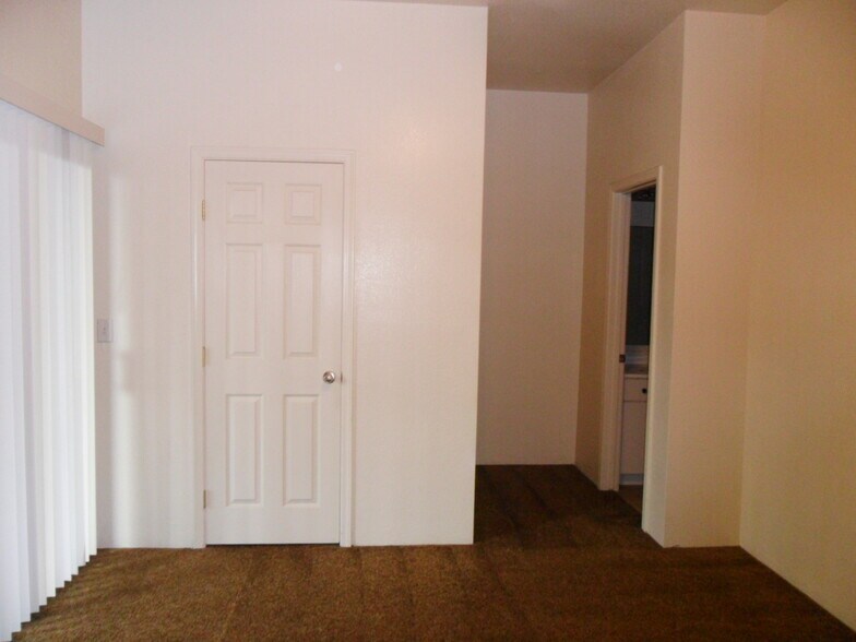 Building Photo - 1409 E Elm St