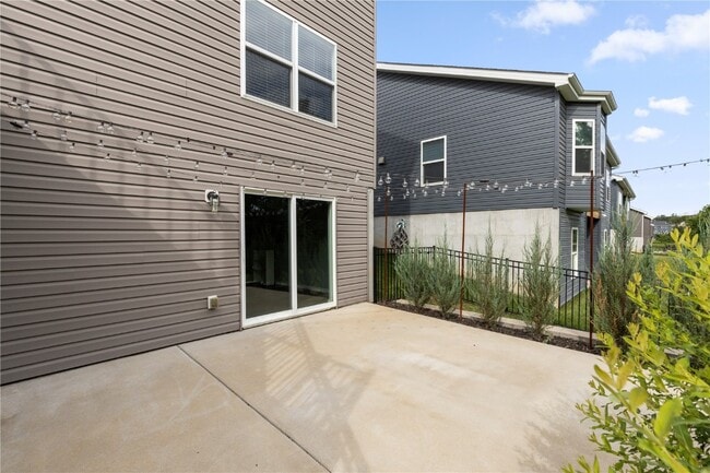 Building Photo - 945 Crestwood Ln