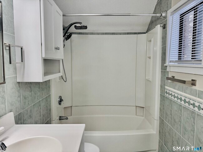 Building Photo - 2 Highland Square