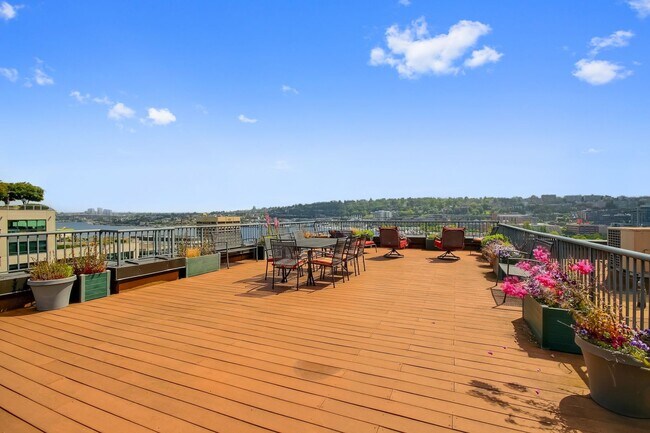 Building Photo - Views of Lake Union Gorgeous 2 bedroom with 2 decks