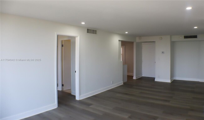 Building Photo - 3301 N Country Club Dr