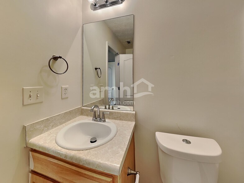 Building Photo - 247 River Pass Ct NE