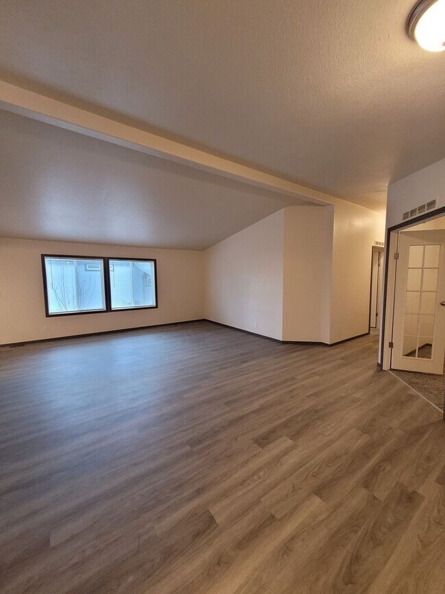 Building Photo - 3Bed : 2Bath Home with 2 Car Garage and Ac...