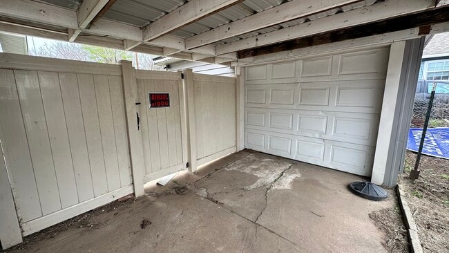 Building Photo - 802 N Kickapoo Ave