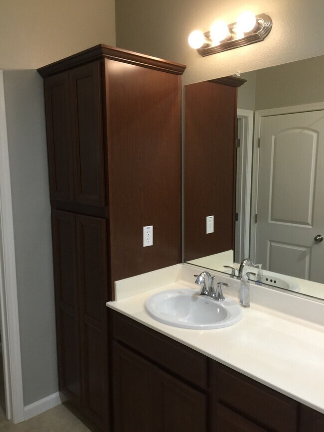 Building Photo - Low Maintenance Home Centrally Located wit...