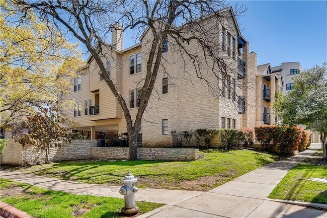 Building Photo - 711 W 21st St