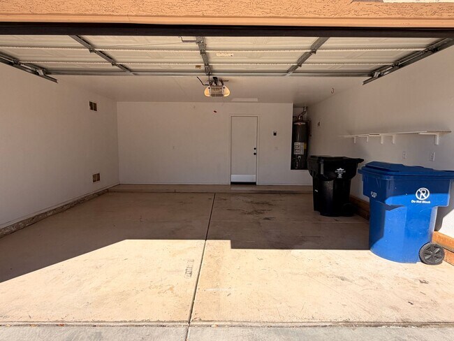 Building Photo - Beautiful 3 Bed / 2 Bath Surprise Home with *NO Carpet*