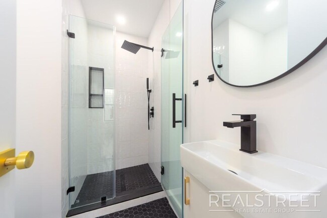 Building Photo - Stunning 3 Bed 3 Bath with WD In Unit, SOU...