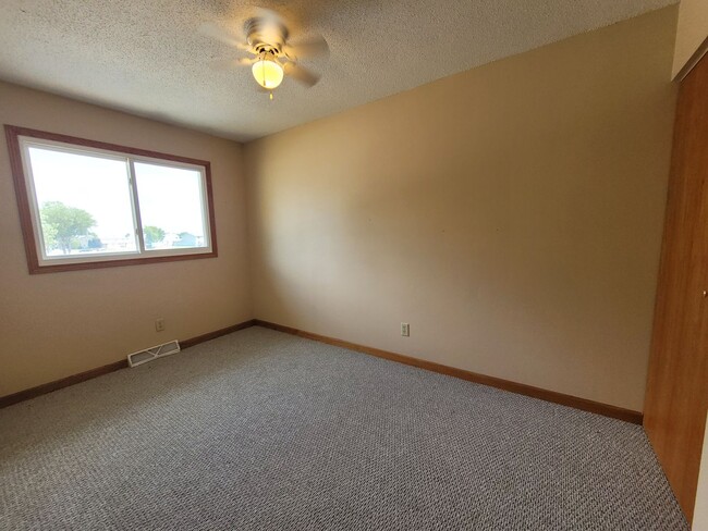 Building Photo - Marion 3 bedroom 1 bath additional family room, new carpet & Appliances, 1 stall garage, fenced y...