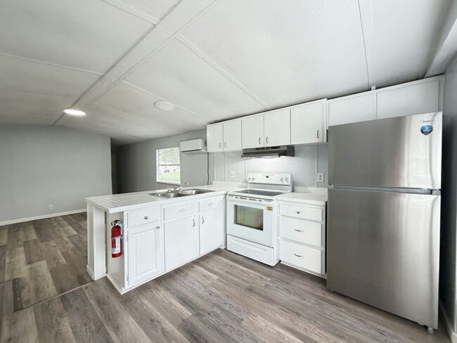 Building Photo - 11240 N Northwood Dr