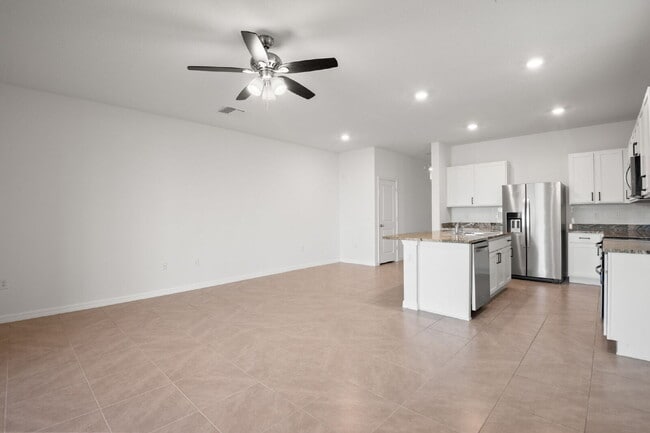 Building Photo - "Spacious 3-Bedroom Townhouse Oasis with 2.5 Baths in Serene Apollo Beach!"