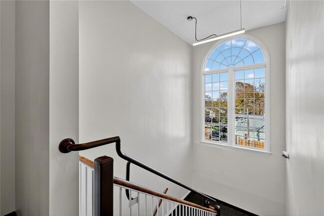 Building Photo - 1624 Lonsdale Ave