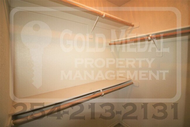 Building Photo - 401 Hedy Dr