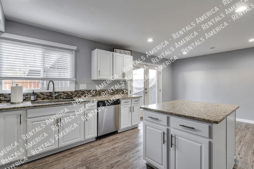 Building Photo - 2964 E Clarendon Ave