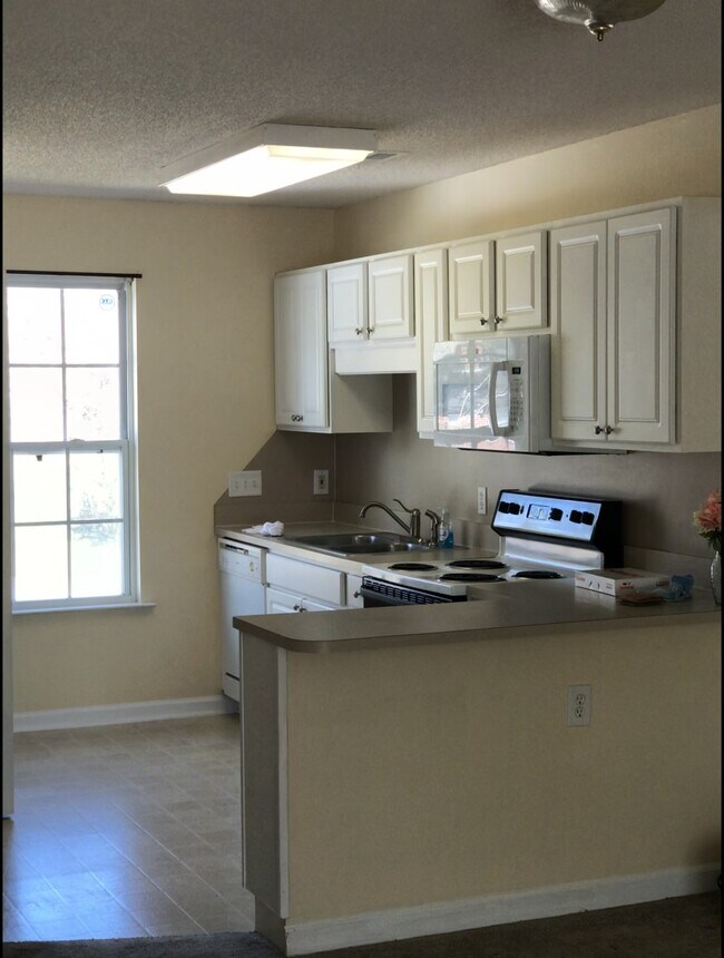 Building Photo - 2407 James St