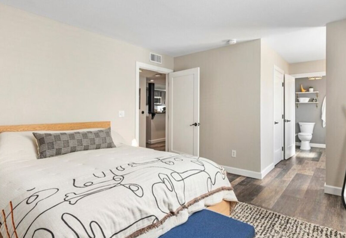 Building Photo - 2135 E 4th St