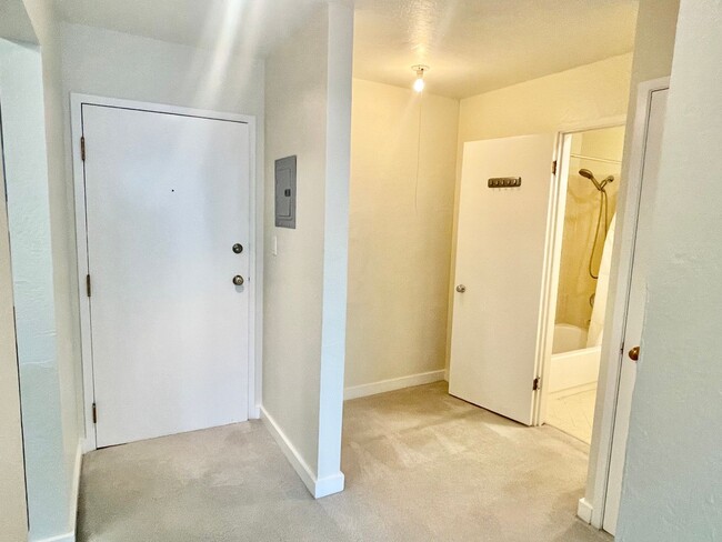 Building Photo - Light Filled, Pristine 1br/1Ba Condo w/Par...