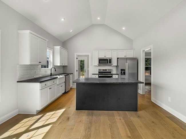 Building Photo - 303 Lee Ln