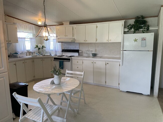 Building Photo - Furnished 3 bedroom 2 full bathroom Manufa...