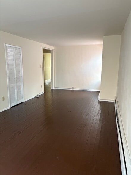 Living room / dining room combination - 485 Valley St