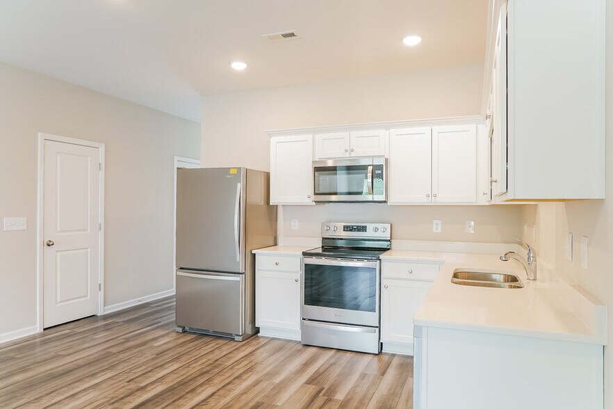 Building Photo - 557 Landing View Dr