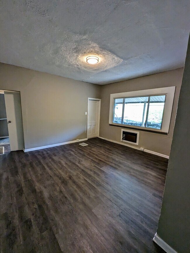 Building Photo - Newly Renovated 1 Bed, 1 Bath Apartment in Greenfield w/ Bonus Room - Convenient Location - Avail...