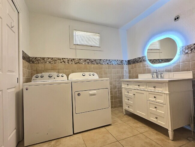 Building Photo - "Spacious 3-Bedroom San Antonio Gem with A...