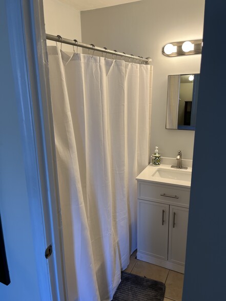 Bathroom - 1337 Airport Dr