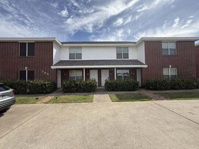 Primary Photo - 705 S Amy Ln