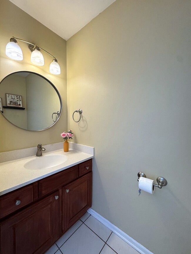 Building Photo - 1142 Greensfield Dr