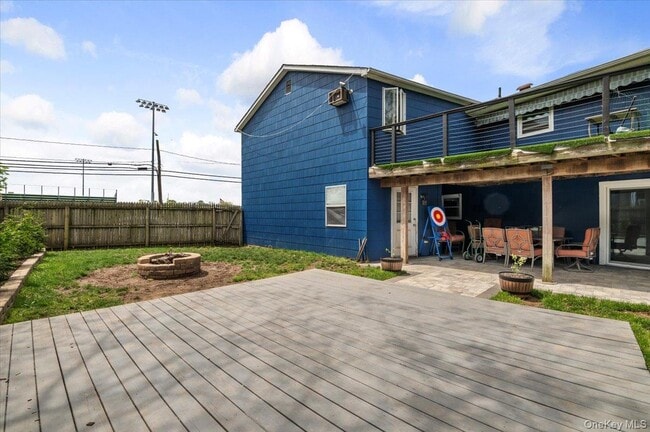 Building Photo - 570 Conklin St