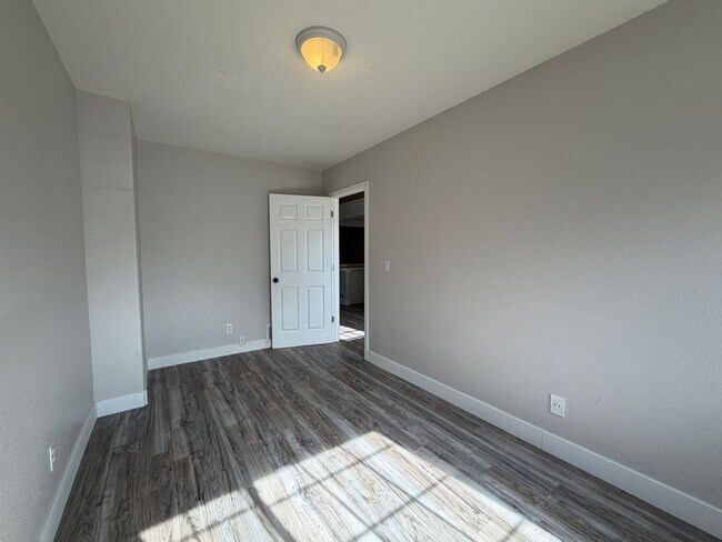 Building Photo - Spacious and Bright 3BD Home in Denver - Available Now